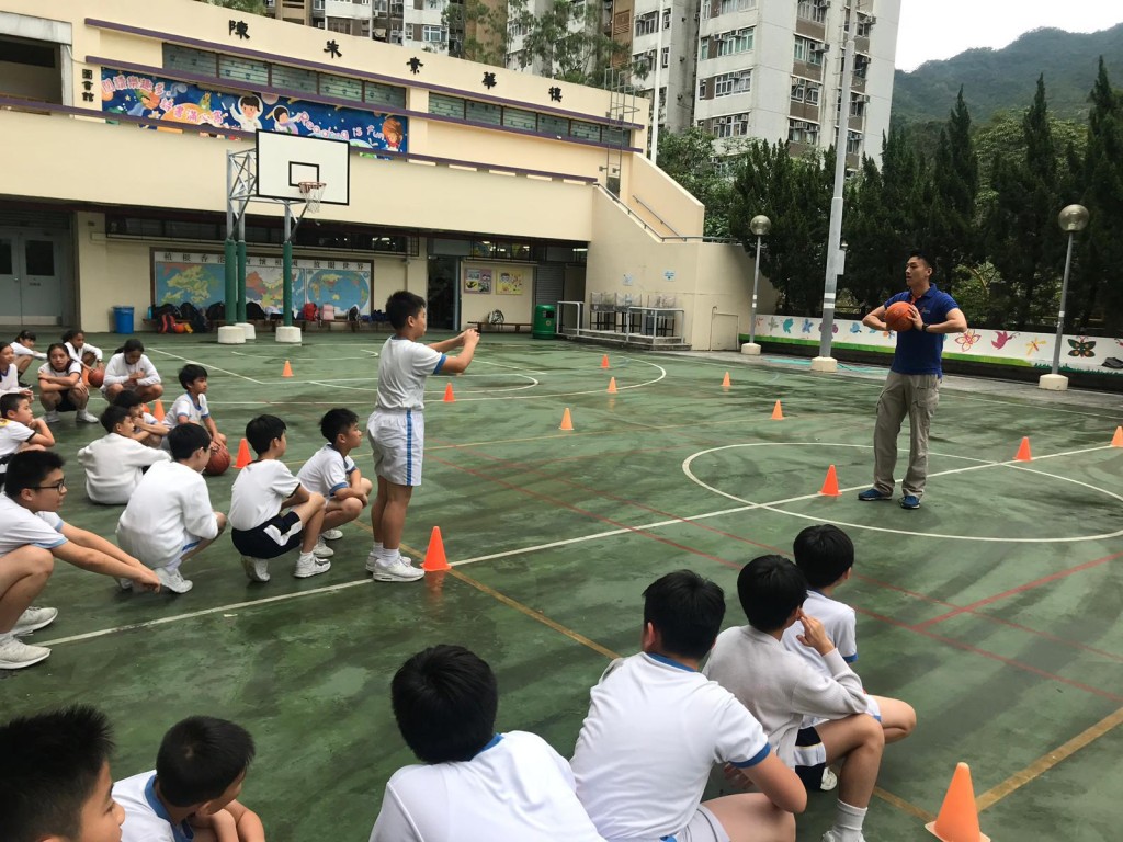 警察籃球會透過「動感校園計劃」教導學生打籃球，為校園注入活力及正能量。