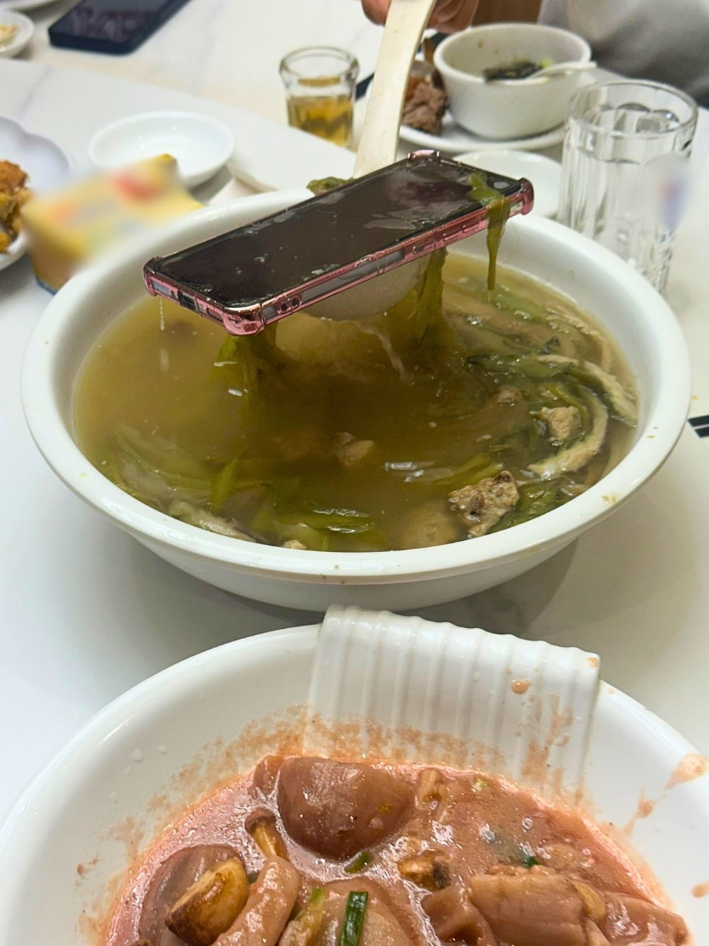 事主一家日前在珠海某海鮮酒樓用膳，家人竟在湯中撈起一部手提電話，慶幸各人尚未飲用湯水。(圖片來源：hyunnisgood@Threads)