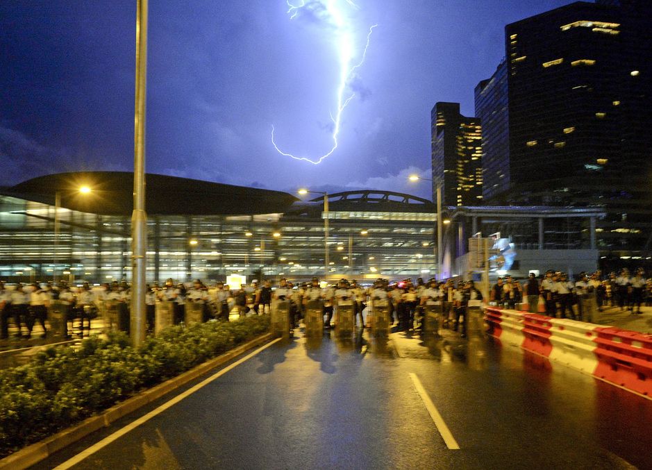 示威者凌晨堵塞往返添馬政府總部至灣仔會展一段龍和道，防暴警在場戒備。資料圖片