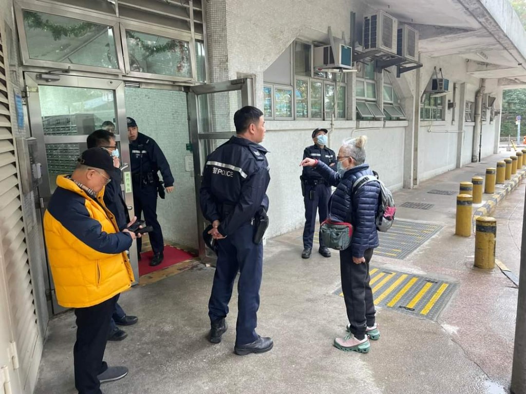 上月23日早上，孝慈楼因为四部电梯全暂停，有居民报警求助。