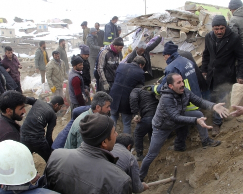 在土耳其凡城省，民眾嘗試掘開瓦礫救出被活埋的人，山區的村莊損毀嚴重。AP