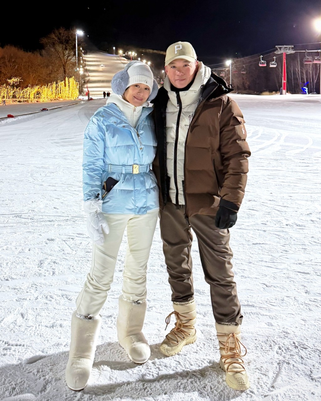 胡杏兒與老公李承德去年底到海外滑雪慶祝結婚9周件。