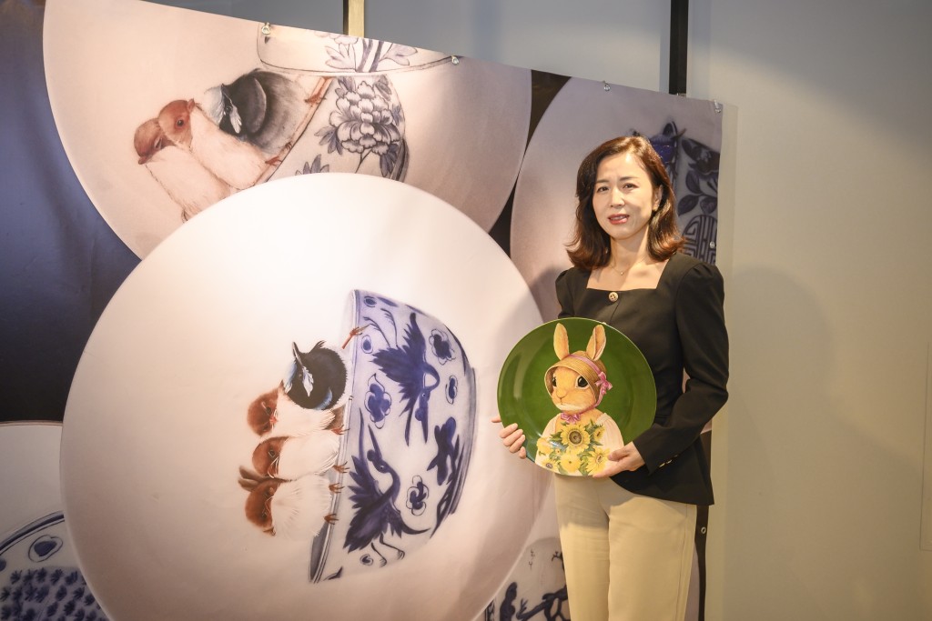 港鐵瓷藝展｜韓國瓷畫家李泰玉女士展示融合歐洲傳統瓷繪風格，以及具有韓國和香港文 化特色的瓷繪藝術。