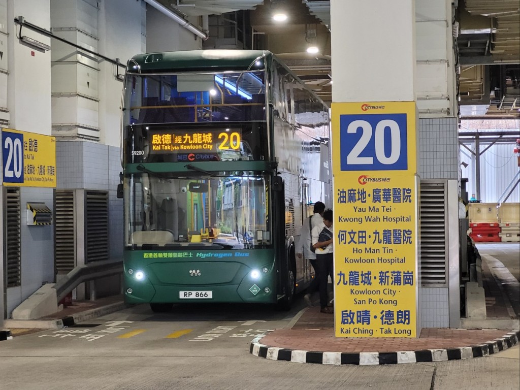 城巴全港首輛雙層氫氣巴士準備投入服務。 趙克平攝
