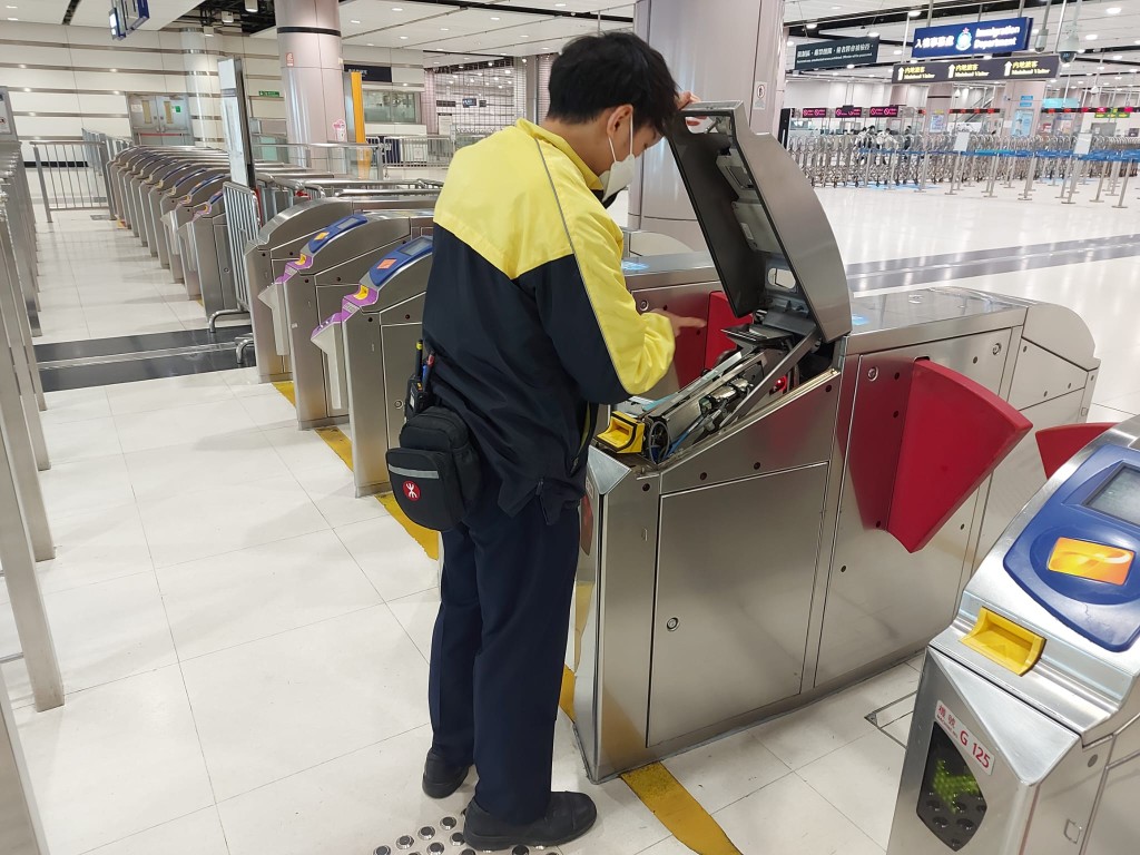 车站职员检查出入闸机。港铁facebook图片