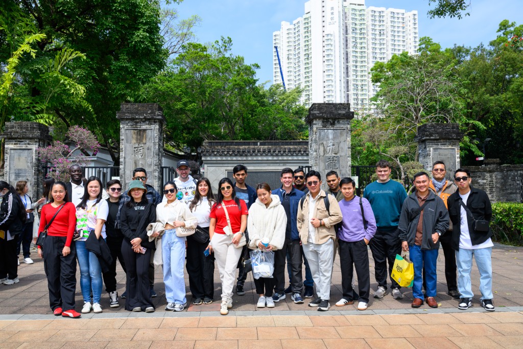 旅客遊覽了九龍寨城公園。旅發局
