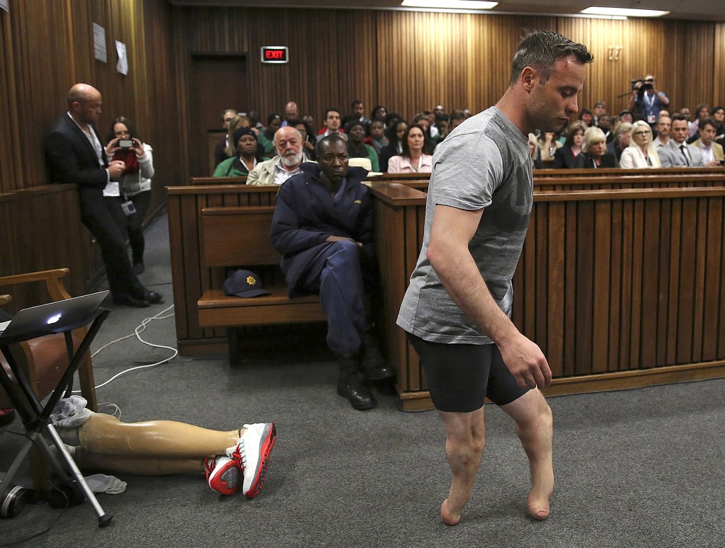 皮斯托留斯（Oscar Pistorius）曾在法庭脱下义肢走路，以证明自己体弱无力杀女友。  美联社