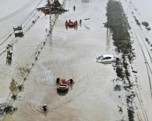 連續暴雨令九州多處氾濫,拯救隊人員需要出動橡皮艇救助受困市民。AP