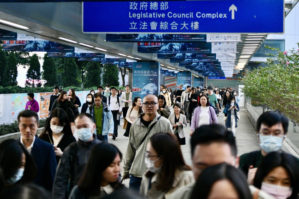 新一份《施政報告》提出設立「部門首長責任制」，以強化公務員評核機制。資料圖片