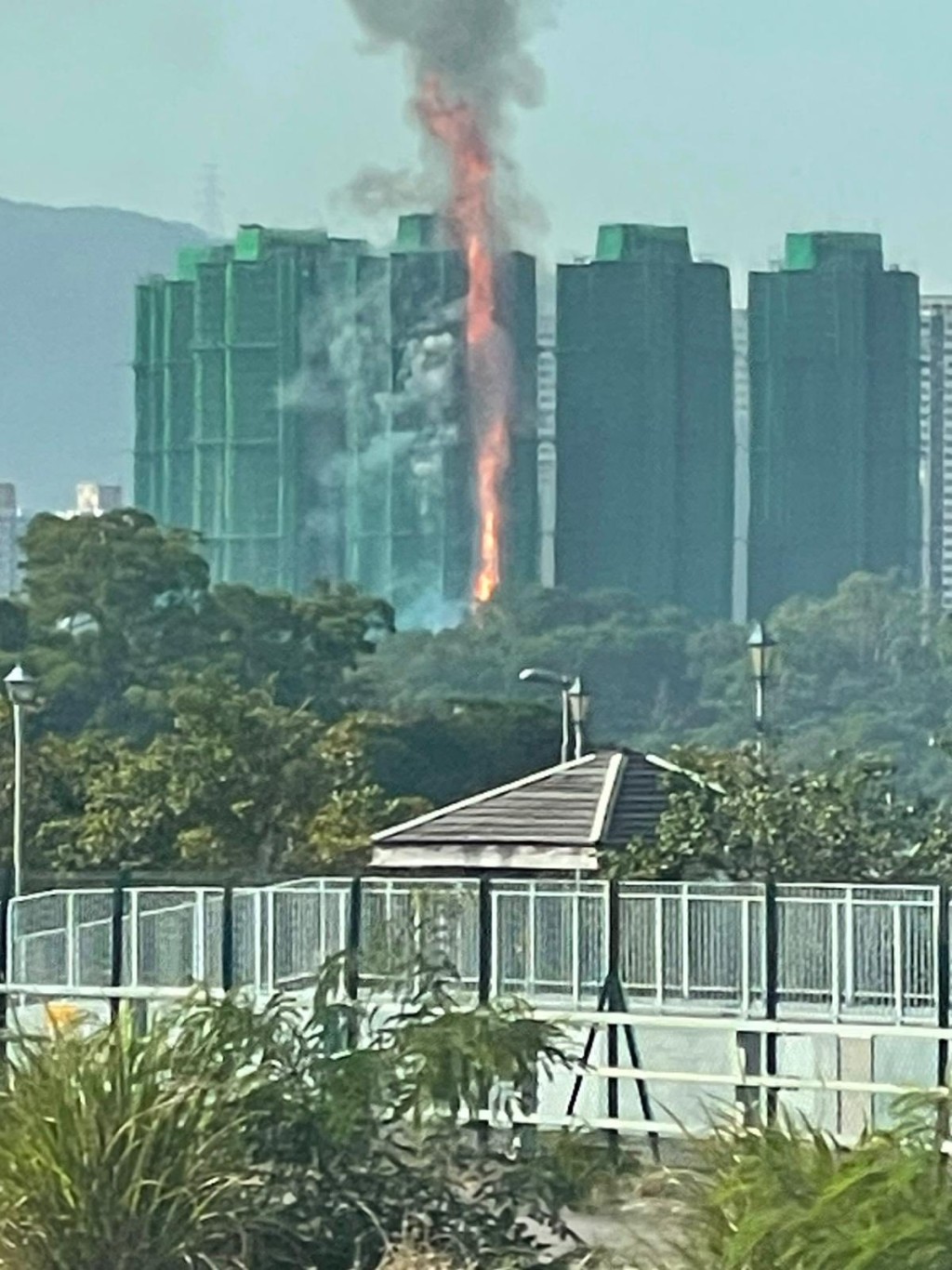 大埔宏福苑有外牆棚架起火，火勢相當猛烈。網上圖片