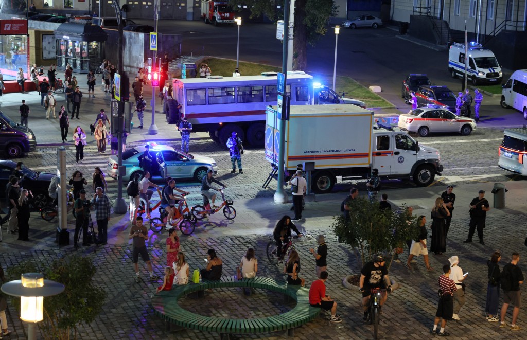 事发后，警方封锁爆炸现场附近道路，并派出全副武装执法人员到场调查。路透社