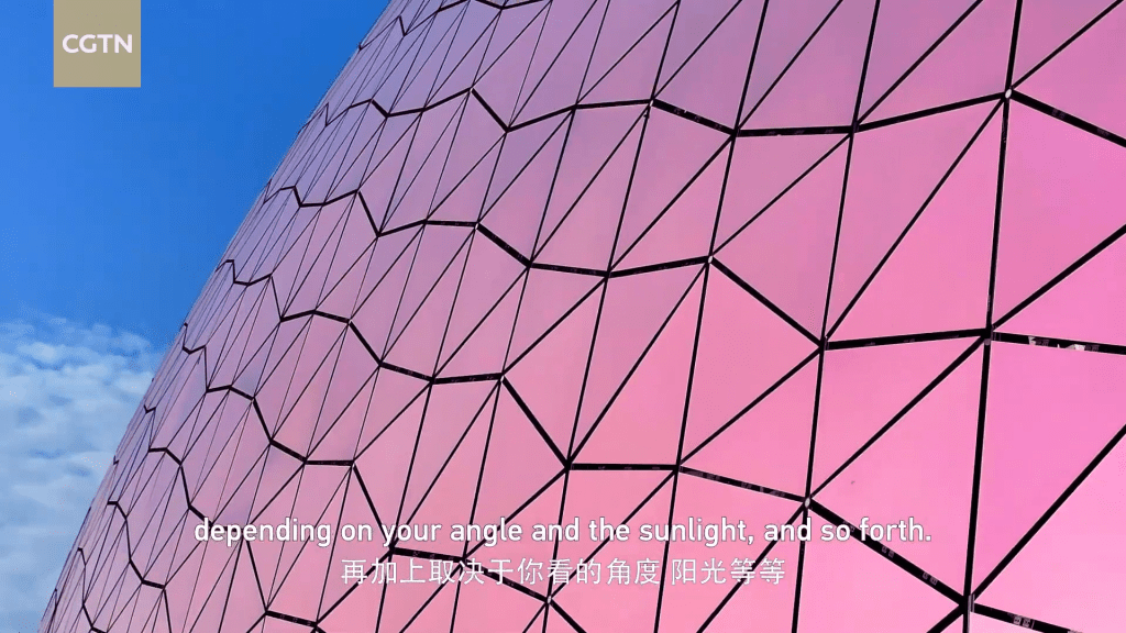 為塑造獨特外觀,體育園採用二向色性塗料系統,會因陽光和觀看角度而呈現不同色調。 為塑造獨特外觀,體育園採用二向色性塗料系統,會因陽光和觀看角度而呈現不同色調。