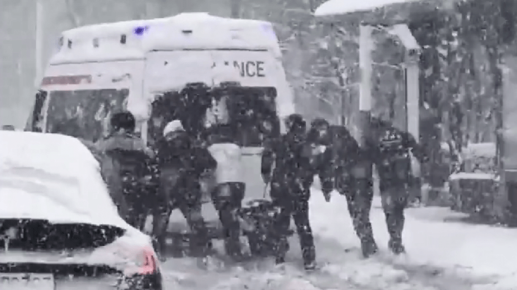 山東救護車跣胎陷雪坑，6學生合力推車獲讚。