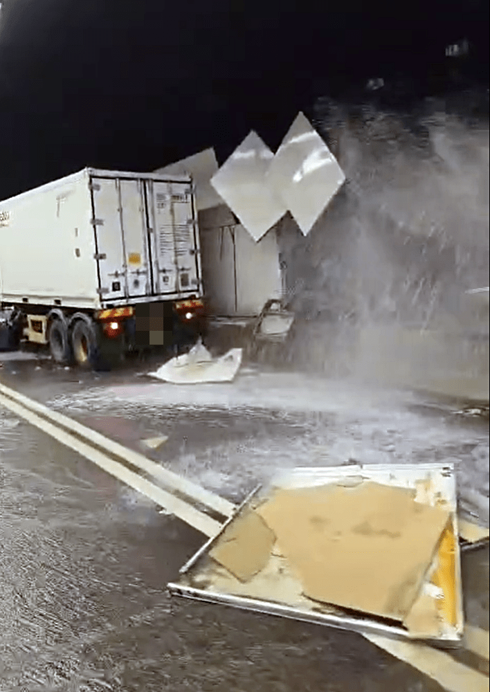 货柜车撞毁大量护墙钢板。fb：立肠台 全港资讯 Facebook 交通台