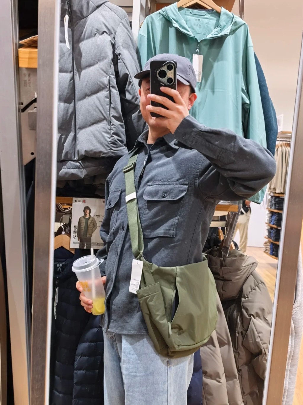 UNIQLO工装衫配斜孭袋秒变“红军装”,北京青年涌店打卡。 小红书 UNIQLO工装衫配斜孭袋秒变“红军装”,北京青年涌店打卡。 小红书