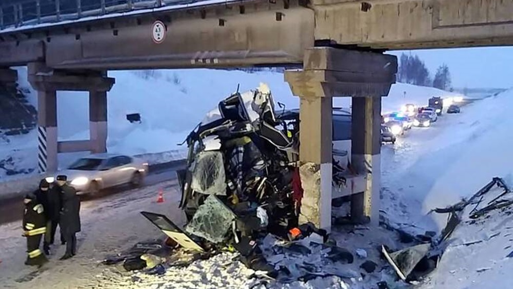 巴士車頭完全撞毀。互聯網圖片