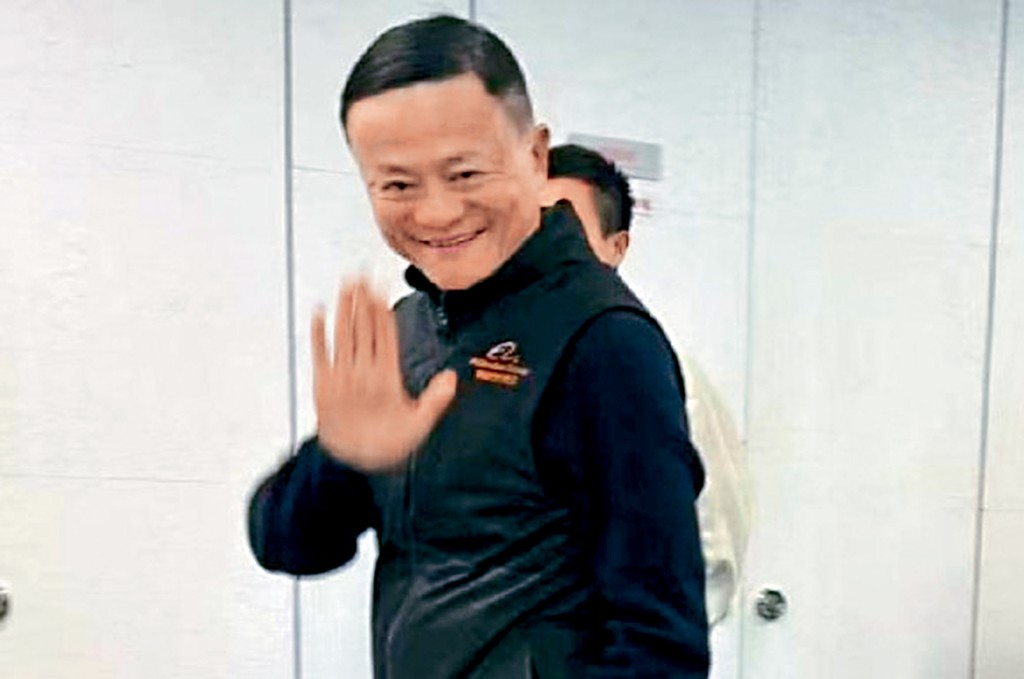 馬雲近日現身杭州阿里總部,微笑着向員工揮手及拜年。