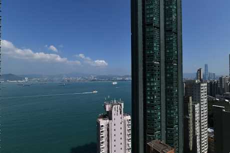 大廳設落地玻璃門外連露台，遼闊海景盡收眼底。