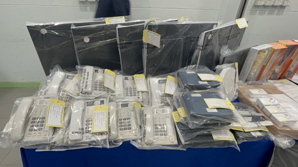 警方在辦公室內檢獲大量證物。楊偉亨攝 警方在辦公室內檢獲大量證物。楊偉亨攝