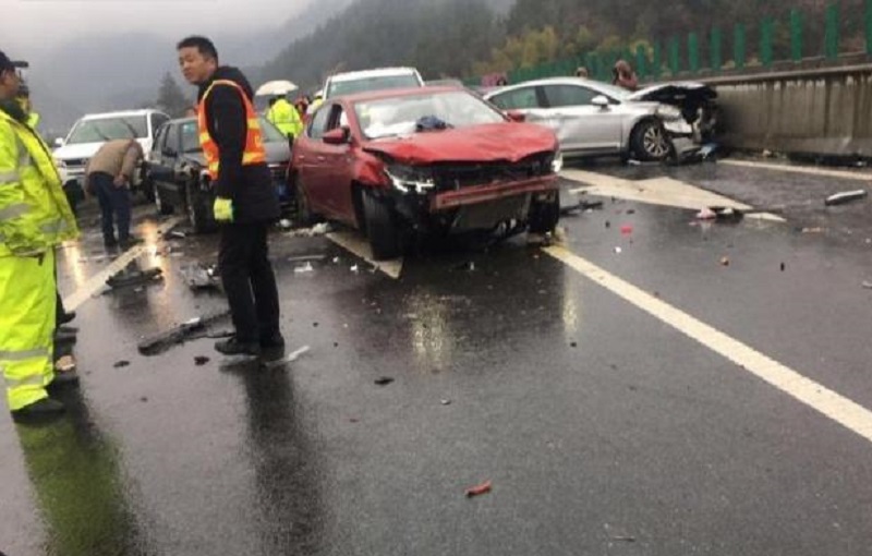 安徽岳武高速發生23車相撞事故造成5人死亡。網上圖片