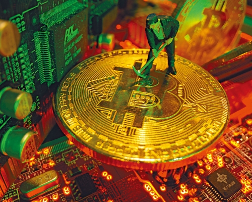 在加密货币中，比特币市值最高。