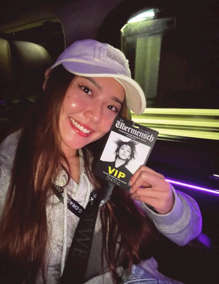 戴祖儀開心大晒其VIP門票。 戴祖儀開心大晒其VIP門票。