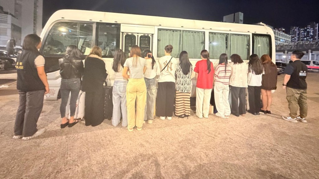 被捕女子帶署調查。 被捕女子帶署調查。