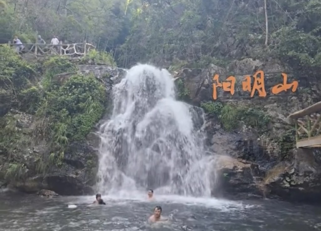 湖南景區2名遊客從瀑布掉落,期間撞上岩石。縱覽新聞 湖南景區2名遊客從瀑布掉落,期間撞上岩石。縱覽新聞