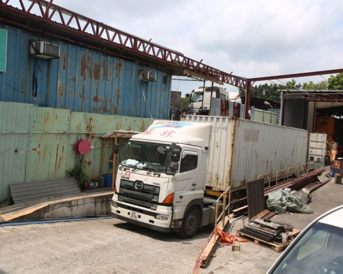 现场是元朗公庵路龙田村一个货仓。