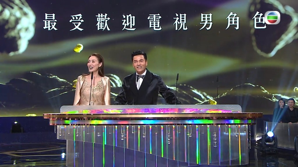 郭可盈去年与吕良伟惊喜现身《万千星辉颁奖典礼2022》。