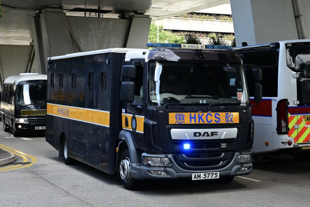 黎智英由囚車押送至法院受審。陳極彰攝