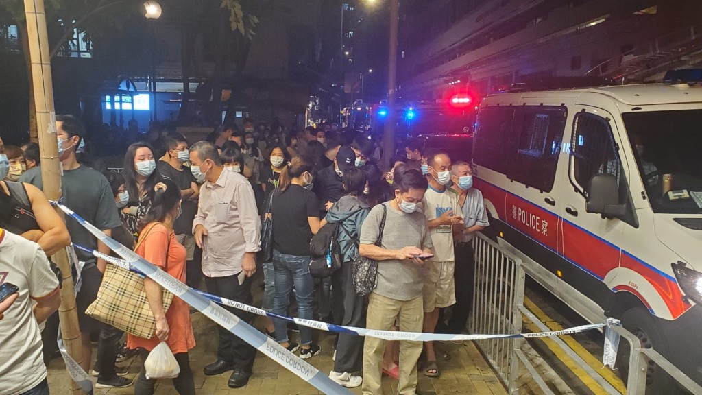 大批市民在封鎖線外等候圍觀。徐裕民攝