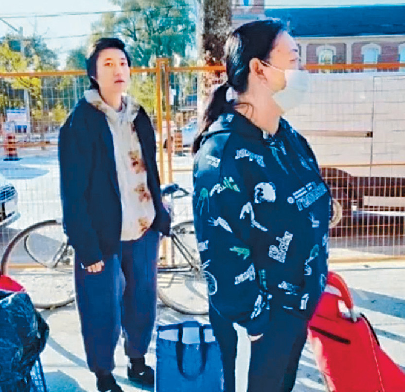 ■卓林早前被拍到排隊領免費食物。