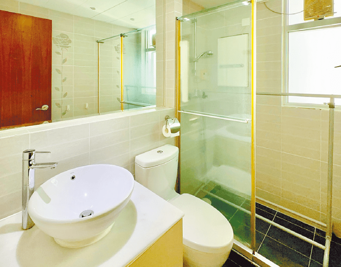 浴室洁白明亮，设有玻璃分隔浴区。