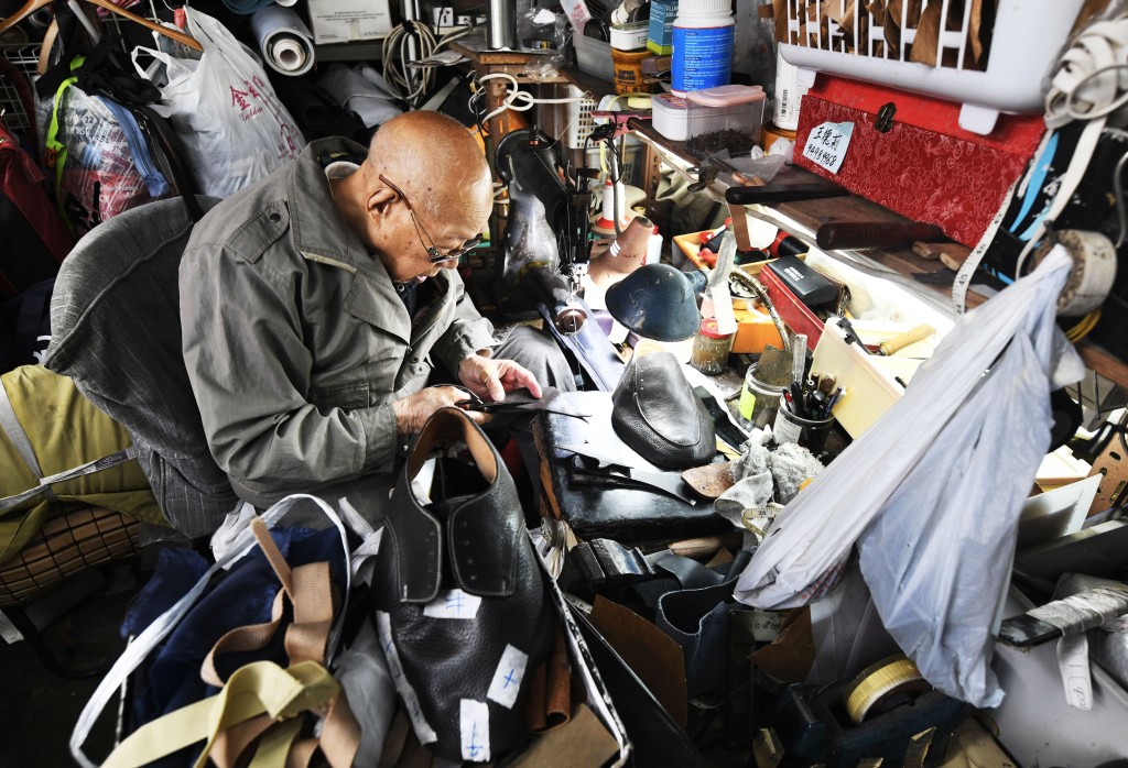 劉俊華指出,訂造與機械生產的成本差天共地,貴一百倍都不止,但想找真正舒服的鞋,只有訂造。 劉俊華指出,訂造與機械生產的成本差天共地,貴一百倍都不止,但想找真正舒服的鞋,只有訂造。