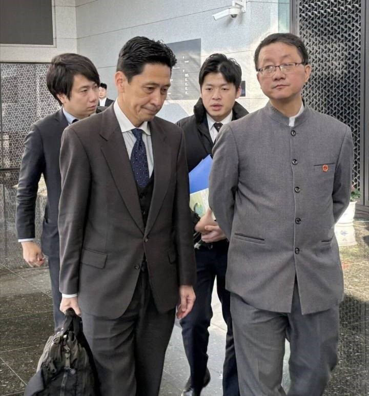 金井正彰（左）周二 （18日）與中國外交部亞洲司司長劉勁松（右）會面。微博＠拾月攬山河