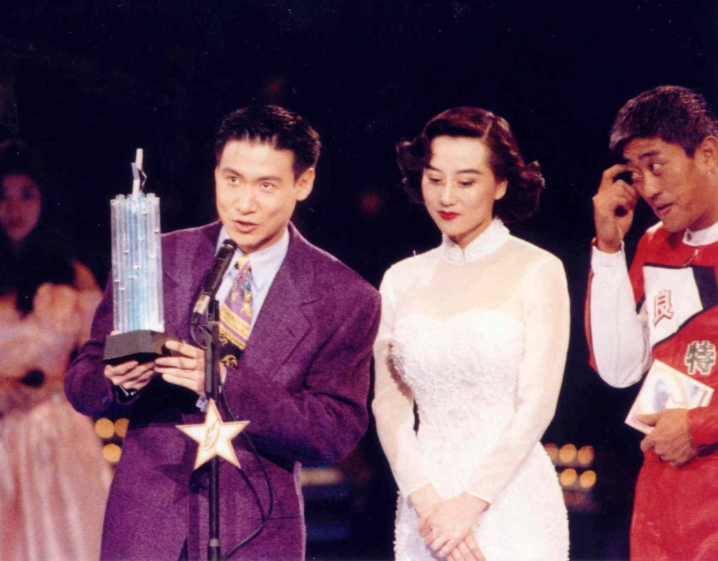 利智当年曾在《十大中文金曲颁奖音乐会》颁奬给张学友。