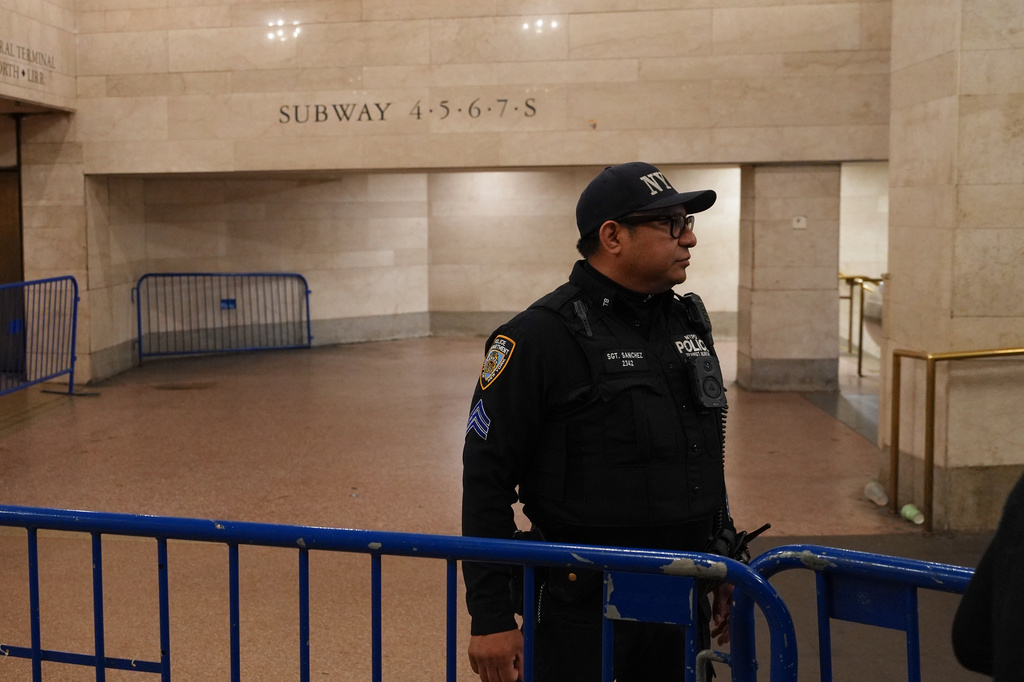 警員接報到場後,開槍將疑犯擊斃。美聯社 警員接報到場後,開槍將疑犯擊斃。美聯社