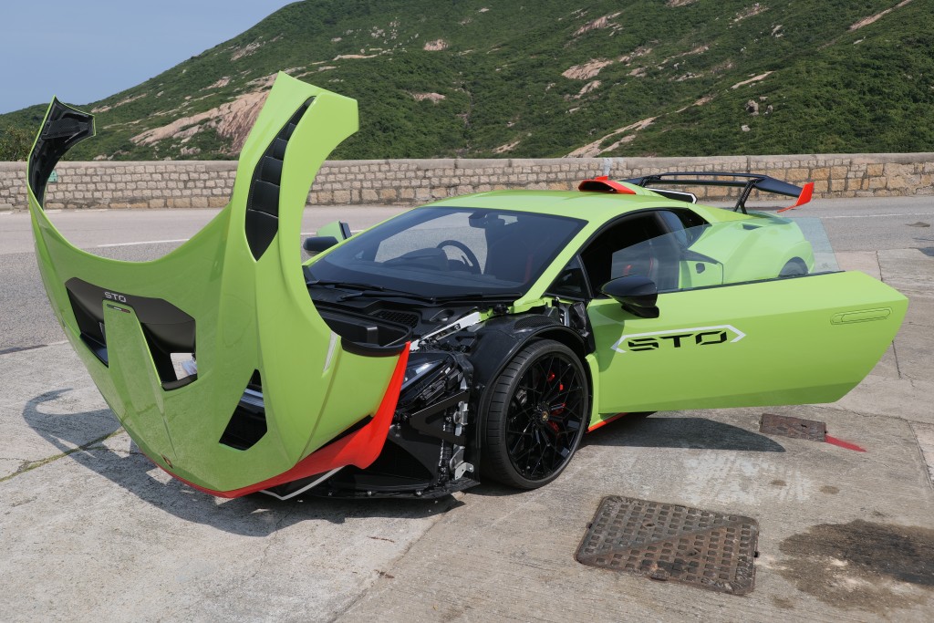 ●整個前蓋像賽車以碳䃸維打造，造價不菲。