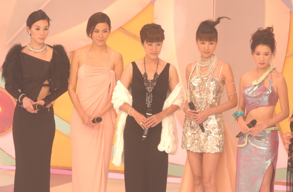 張可頤早年人紅是非多，當年她與陳慧珊、郭可盈、宣萱、黎姿等力爭TVB一姐之位，最終於2003年憑《九五至尊》奪得視后。