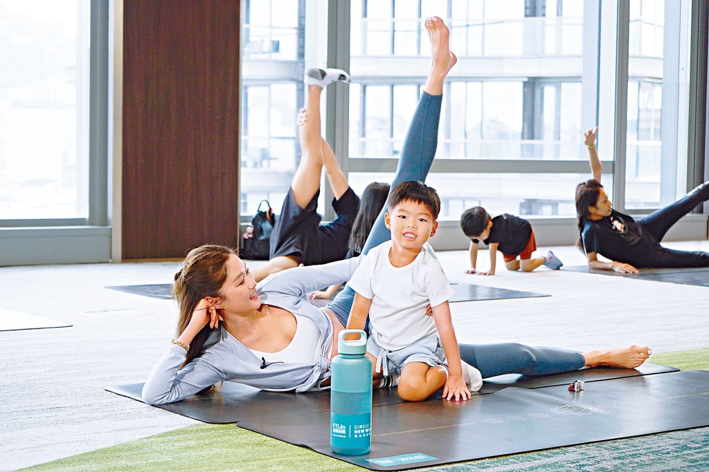 香香大赞囝囝表现叻叻。