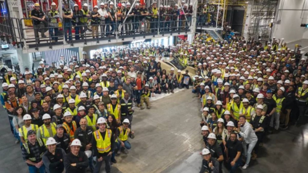 Tesla首輛Cybercab正式下線 沒有方向盤和踏板