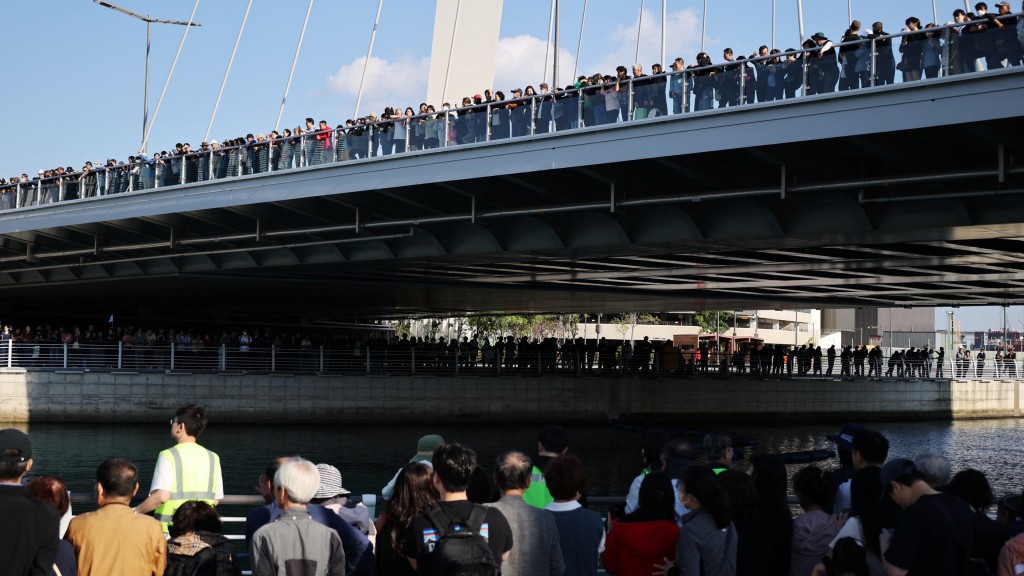 釜山巨鲨受困运河，累计吸引160万人围观。 路透社