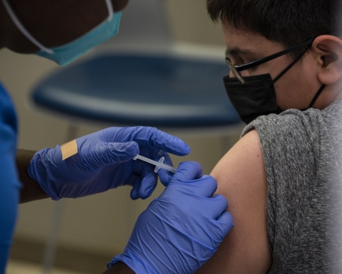 美國接種疫苗的劑次在5日已突破3億劑。AP圖片
