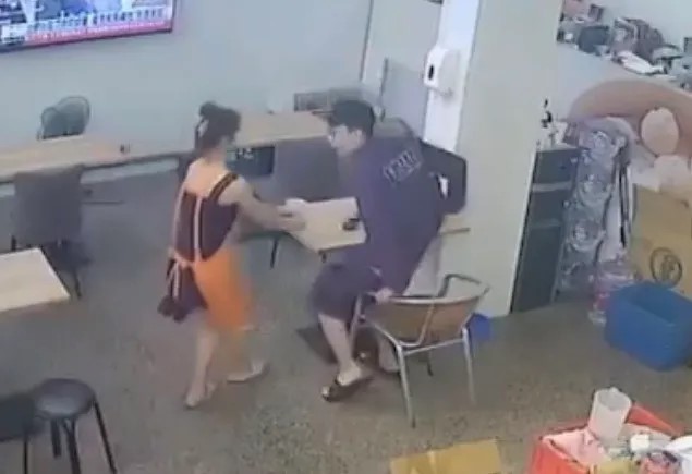 吊带衫女送餐后，20岁男学生即除裤自慰。FB:爱新庄我是新庄人