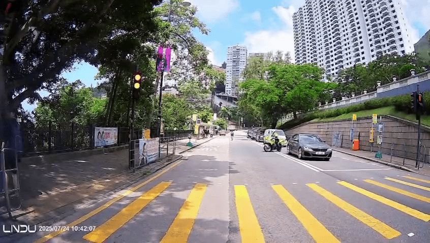 對面線交通警看不過眼,隨即調頭。 對面線交通警看不過眼,隨即調頭。
