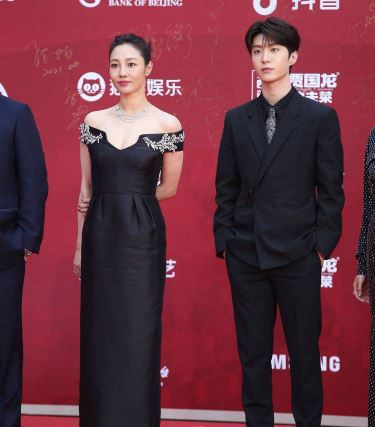 白百何同样以黑色晚装出现。