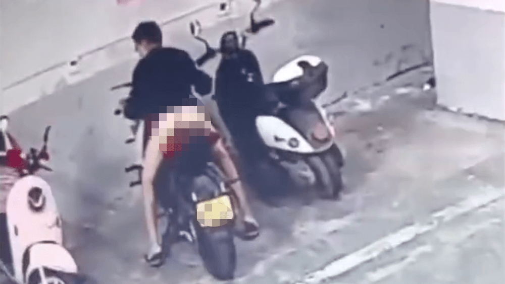 闭路电视画面显示一名男子除裤后在电单车上不停晃动身体。