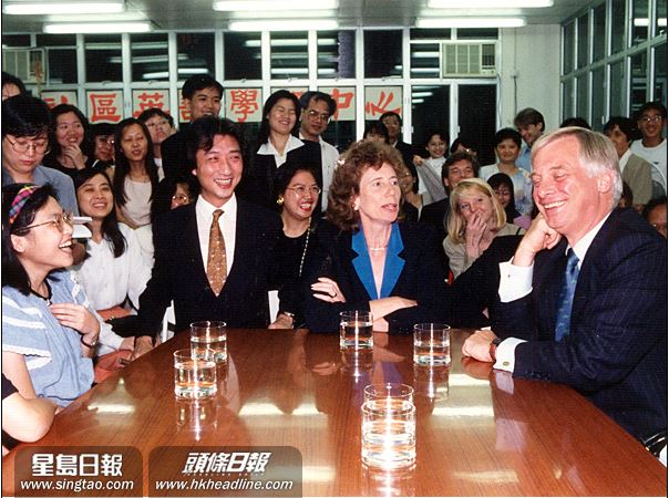 彭定康及其夫人被一群青少年問及他倆之間的羅曼史。資料圖片