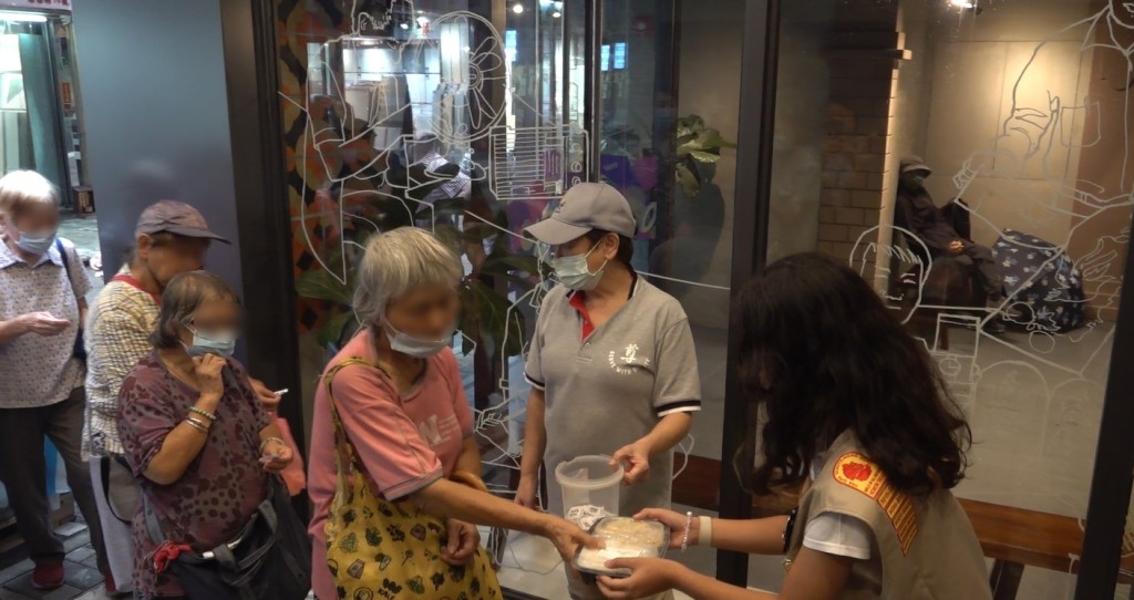 由殘疾僱員製作食物，再由美國海外女童軍贊助及親身派飯，讓員工達到受助至助人目標。